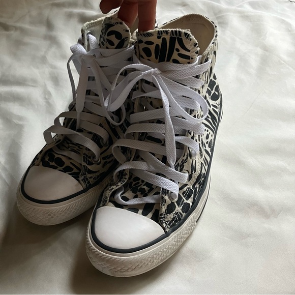 Converse Black and White High-Top Sneakers with Urban Art Design - Picture 2 of 9